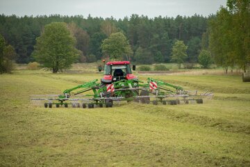 Zgrabiarka czterokaruzelowa ZKP 1400 Pronaru to&nbsp;pierwsza maszyna tego typu produkowana w&nbsp;Polsce