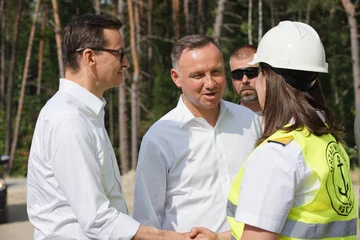 Andrzej Duda i Mateusz Morawiecki na budowie przekopu Mierzei Wiślanej 