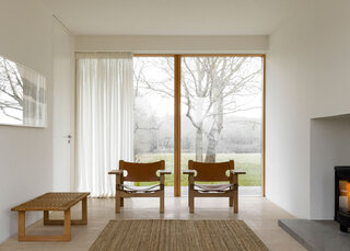 Jesienny i nostalgiczny. Parterowy dom zaprojektowany przez Norm Architects