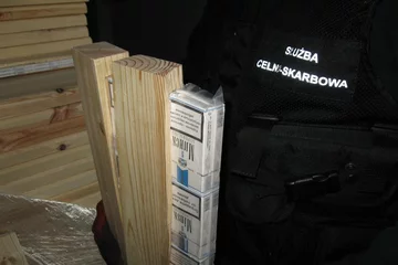 Parapety i płyty meblowe skrywały kontrabandę 