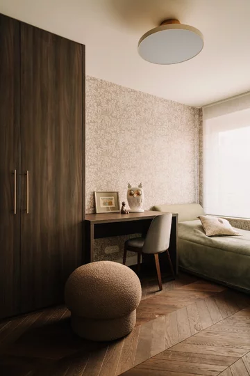 Ten apartament udowadnia, że kobiece wnętrze nie musi być jasne ani przewidywalne. Projekt pracowni Buduar łączy elegancję, funkcjonalność i wyrafinowany klimat 