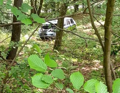 Miniatura: Samochód spadł ze skarpy w podkrakowskim...