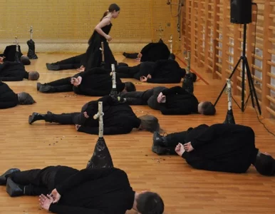 Miniatura: Dzieci w podstawówce inscenizują zbrodnię...