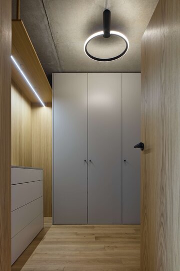 Mieszkanie z niebieską kuchnią, projekt Iva Hajkova Studio