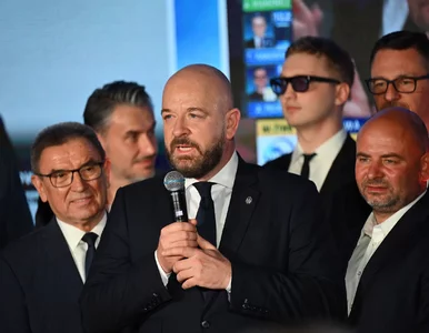 Miniatura: Sutryk pokazał dyplom z Collegium Humanum....