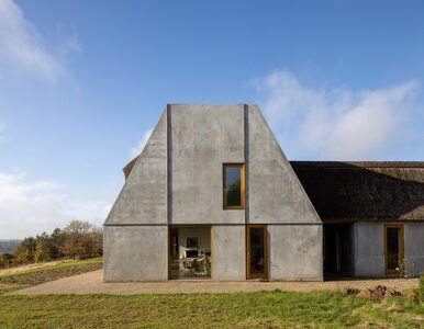 Dom zbudowany z marzeń i betonu. Ekologiczna farma projektu NORRØN...