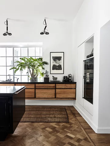 Kuchnia w mieszkaniu duńskiej projektantki Susanne Rützou 