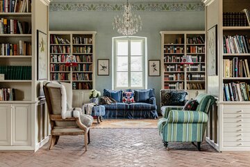 Granatowa sofa w&nbsp;wiejskim domu