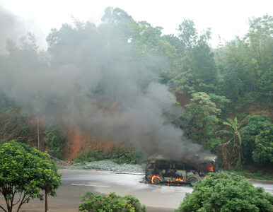 Miniatura: Autobus pełen studentów stanął w ogniu....