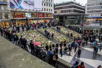 Drottninggatan, Sztokholm, 7 kwietnia 2017 W piątek 7 kwietnia kilka minut przed godziną 15:00 ciężarówka wjechała w tłum ludzi w centrum Sztokholmu przy Placu Sergela. Agencja Reutera podała, że policja otoczyła kordonem obszar w centrum miasta. W zamachu w Sztokholmie zginęły cztery osoby, a 15 zostało rannych, w tym dwoje dzieci. Siedziba szwedzkiego rządu, siedziba premiera, Zamek Królewski i budynek parlamentu znalazły się pod wzmocnioną ochroną służb.