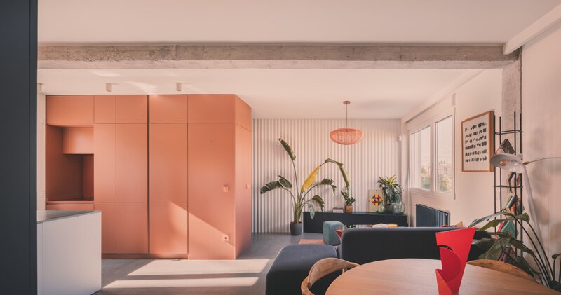 Metamorfoza mieszkania w bloku z lat 60. autorstwa OOIIO Architecture