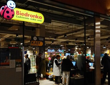 Miniatura: Długie kolejki do kas w Biedronkach. Powód...