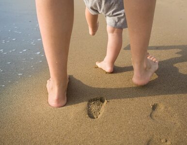 Czy chodzenie boso po plaży jest zdrowe? Odpowiedź nie jest oczywista
