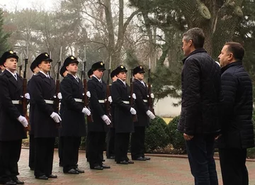 Gavin Williamson podczas wizyty w porcie w Odessie 