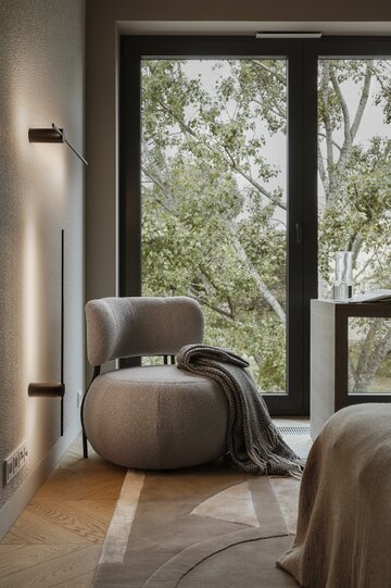 Apartament na warszawskim Mokotowie zaprojektowany przez VIA NOVA – przykład soft architecture, w której technologia KNX, stonowana paleta taupe i konsekwencja materiałowa budują ponadczasowy klimat 