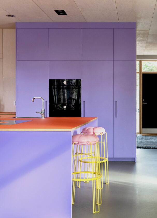 Inspirujące wnętrze z fioletowo-pomarańczową zabudową kuchenną 