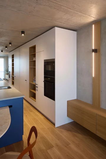 Mieszkanie z niebieską kuchnią, projekt Iva Hajkova Studio