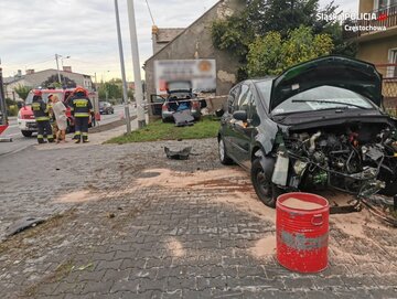Częstochowa. Audi wbiło się w&nbsp;ścianę budynku. Kierowca prawdopodobnie zasnął za&nbsp;kierownicą