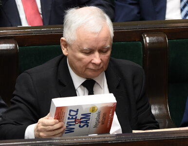 Miniatura: Jarosław Kaczyński z książką w Sejmie....