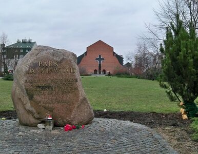 Zdewastowali głaz Jana Pawła II w Warszawie. Są zdjęcia namazanego...
