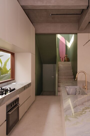 Dom w Seseh na Bali zaprojektowany przez Olgę Kurek z Amok Architecture. Wnętrze łączy surowy beton, naturalny kamień, drewno i tropikalną roślinność 