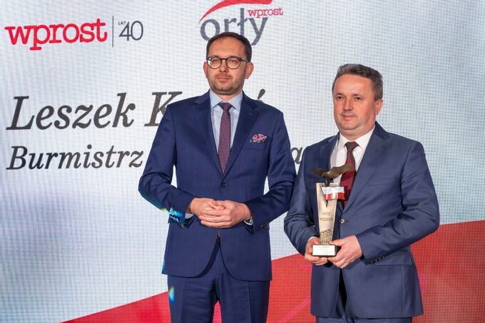 Leszek Kopeć, burmistrz miasta Staszów otrzymał nagrodę Orły "Wprost" w woj. świętokrzyskim. Nagrodę wręczał Robert Jakubik, dyrektor biura Ministra Funduszy i Polityki Regionalnej