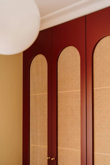 Ten apartament udowadnia, że kobiece wnętrze nie musi być jasne ani przewidywalne. Projekt pracowni Buduar łączy elegancję, funkcjonalność i wyrafinowany klimat 