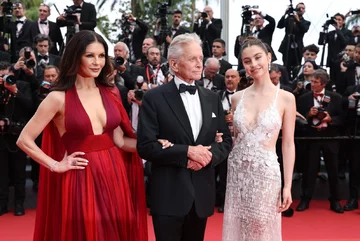 Michael Douglas i Catherine Zeta-Jones, pozują ze swoją córką Carys Zeta Douglas 