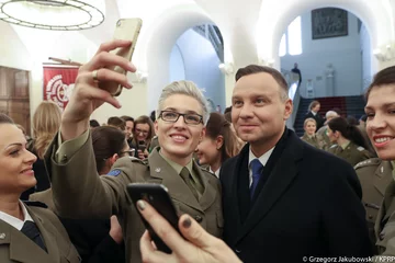 Andrzej Duda z przedstawicielkami służb 