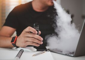 Miniatura: Onkolog o&nbsp;skutkach vapingu....