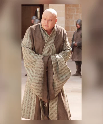 Varys w 1. sezonie "Gry o tron" W postać wciela się Conleth Hill.