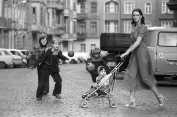 Ute Mahler. 1980, Berlin-Prenzlauer Berg, fotografia mody dla pisma &#8222;Sibylle&#8221;, cykl: Moda  (mat. pras.)