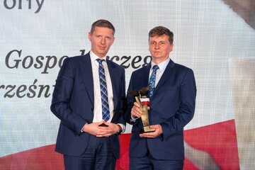 Jacek Jaworski przedstawiciel firmy Huta Szkła Gospodarczego odbiera nagrodę Orły &bdquo;Wprost&rdquo;. Nagrodę wręczył Dominik Olesiak, dyrektor I&nbsp;oddziału banku PKO BP w&nbsp;Kielcach