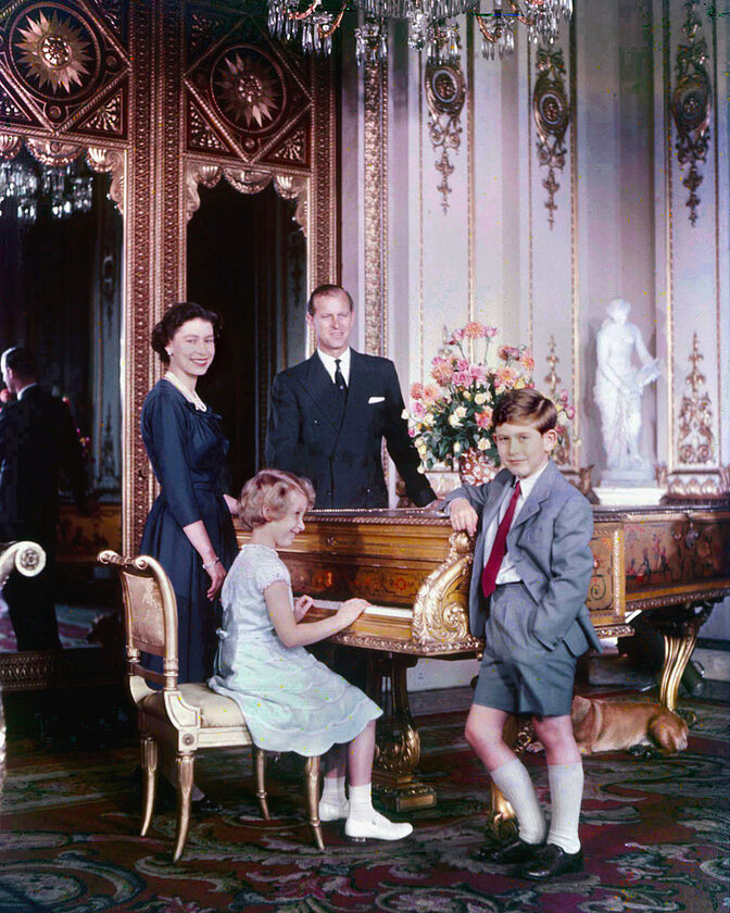 Elżbieta II z mężem Filipem i dziećmi Karolem i Anną w 1957 roku 