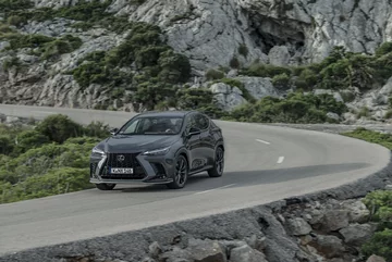 Nowy Lexus NX 450h+ 