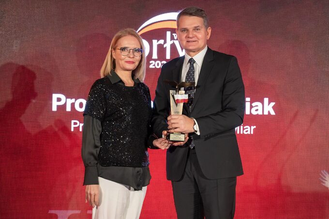 Jacek Semaniak (z prawej) i wręczająca nagrodę Marzena Zielińska, prezes Capital Point