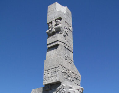 Miniatura: Pomnik na Westerplatte, a obok niego......