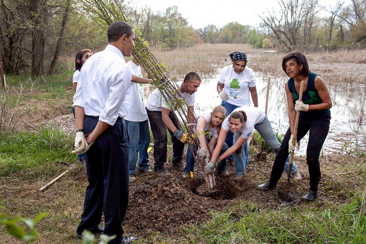 Przeróbka zdjęcia Baracka Obamy z żoną, nadzorujących sadzenie młodego drzewa 