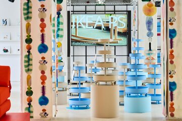 Premiera kolekcji IKEA PS 2026 w&nbsp;warszawskiej Mysiej 3&nbsp;przyciągnęła miłośnik&oacute;w designu, projektant&oacute;w i&nbsp;media. Nowa seria IKEA stawia na&nbsp;ruch, kolor i&nbsp;eksperymentalne formy we&nbsp;wnętrzach