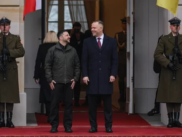 Prezydent Karol Nawrocki oraz prezydent Ukrainy Wołodymyr Zełenski podczas powitania przed Pałacem Prezydenckim w Warszawie 