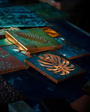 Patynowana miedź we wnętrzu – materiał, który z czasem zyskuje głębię i staje się architektonicznym akcentem przestrzeni premium 