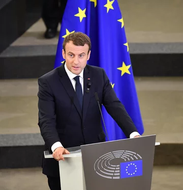 Emmanuel Macron podczas ceremonii pożegnania Helmuta Kohla 