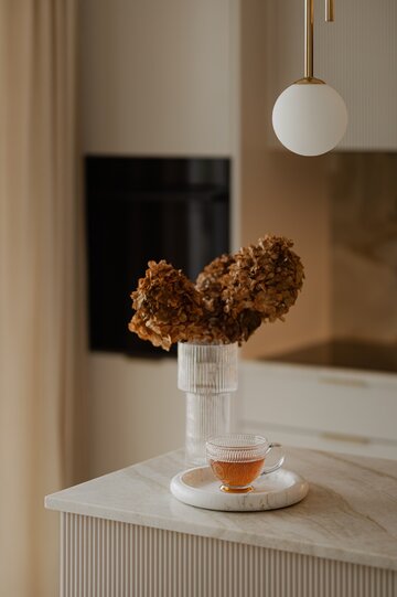 Soft minimalizm w 59-metrowym mieszkaniu w Gdyni – kaszmirowa paleta, angielska jodełka i konsekwentnie zaprojektowane detale autorstwa Agaty Piltz 