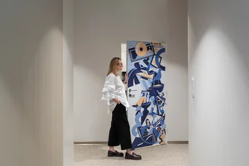 Drzwi Pinus marki Kerno z ilustracją Renaty Krawczyk w biurze Decoroom 