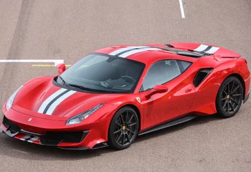 Ferrari 488 Pista Za fotelami kierowcy i pasażera mieści się silnik 3,9 o mocy 720 KM z turbodoładowaniem. To najmocniejsze V8 jakie kiedykolwiek zainstalowano w samochodzie z Maranello. Ma o 50 KM więcej niż model 488 GTB. 488 Pista rozpędza się do setki w czasie 2,85 s. 200 km/h osiąga po 7,6 s. Prędkość maksymalna to 340 km/h.