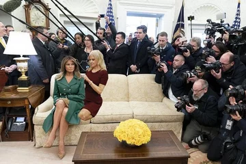 Przeróbka zdjęcia z Melanią Trump 