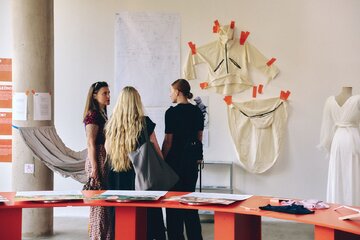 19. edycja Gdynia Design Days odbyła się pod&nbsp;hasłem &bdquo;Bliżej&rdquo;. W&nbsp;centrum zainteresowania znalazły się relacje projektowania z&nbsp;człowiekiem, miastem, rzemiosłem i&nbsp;środowiskiem