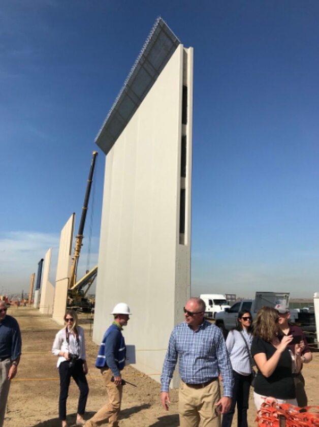 Prototypy muru, który ma powstać na granicy z Meksykiem 