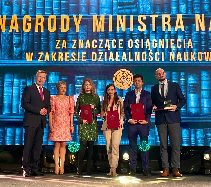Dr hab. Wojciech Pokrzywa wraz z zespołem podczas Gali Nauki Polskiej 18 lutego 2024 r. zostali uhonorowani Nagrodą Ministra Nauki