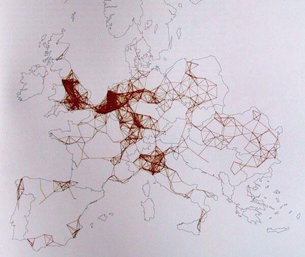 Mapa autorstwa Denise Pumain na której miasta o populacji ponad 100 tys. osób połączono liniami - grubsze linie to odległość poniżej 100 km, cienkie - poniżej 150 km. Rzuca się w oczy zagęszczenie w europejskim półksiężycu.